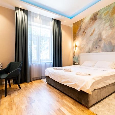 Black Gate - Quiet Studio In The Heart Of Old Town With Free Private Secured Parking Braşov Exteriör bild