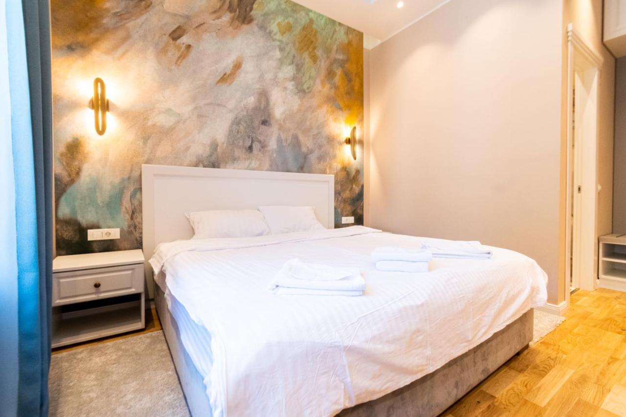Black Gate - Quiet Studio In The Heart Of Old Town With Free Private Secured Parking Braşov Exteriör bild
