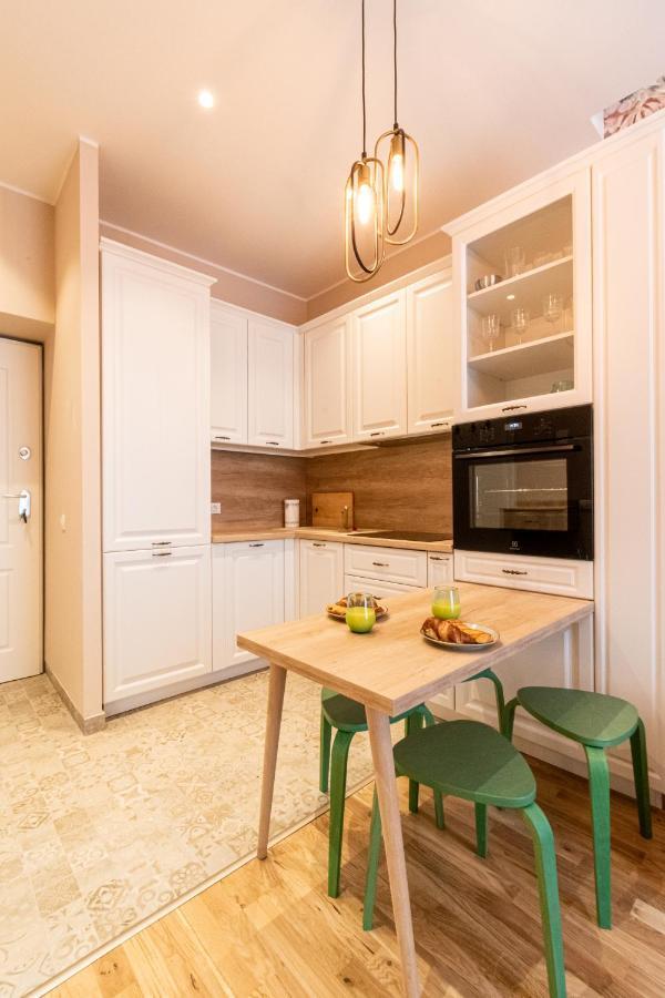 Black Gate - Quiet Studio In The Heart Of Old Town With Free Private Secured Parking Braşov Exteriör bild