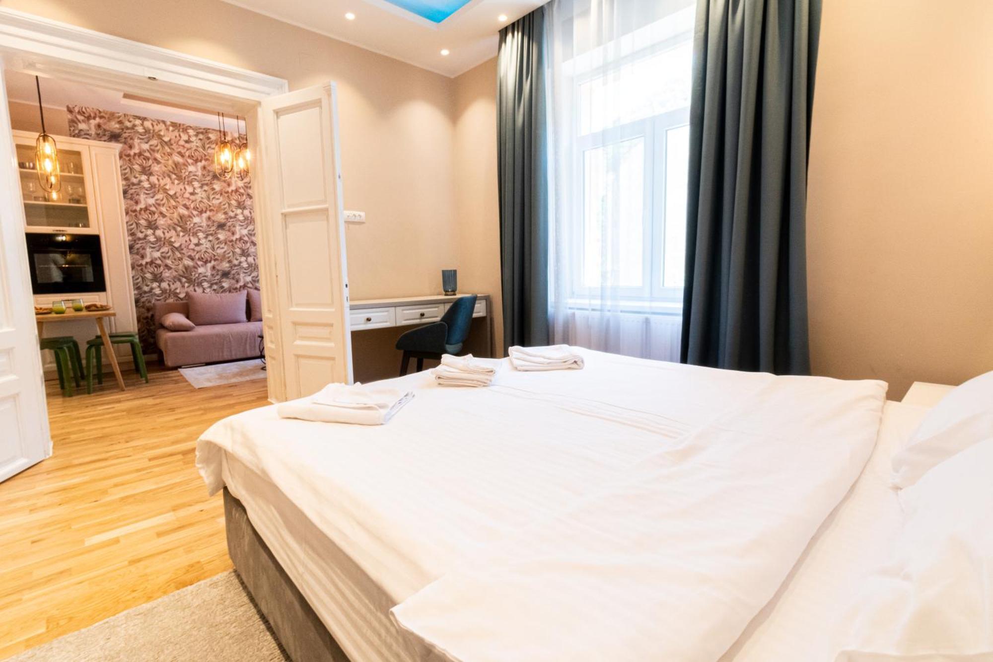 Black Gate - Quiet Studio In The Heart Of Old Town With Free Private Secured Parking Braşov Exteriör bild