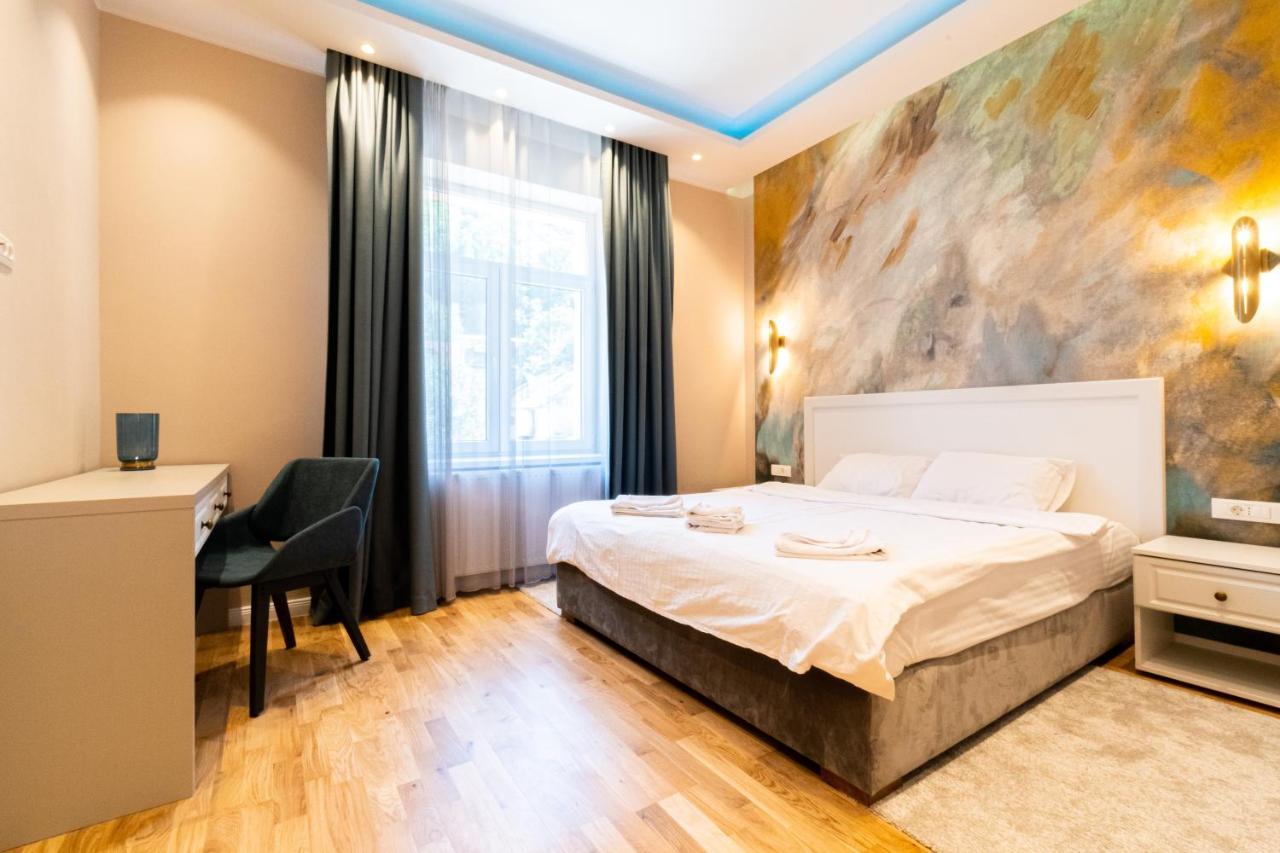 Black Gate - Quiet Studio In The Heart Of Old Town With Free Private Secured Parking Braşov Exteriör bild