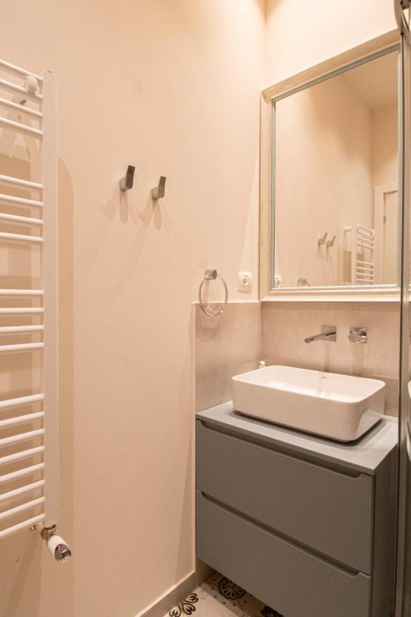 Black Gate - Quiet Studio In The Heart Of Old Town With Free Private Secured Parking Braşov Exteriör bild